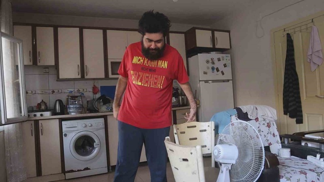 Hatay'da depremzede genç, tedaviyi ve yardımı reddedip 'Ben mutluyum' diyor