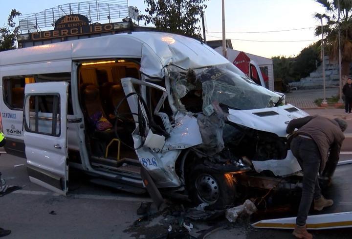 Arnavutköy'de minibüs kamyona çarptı: 9 yaralı