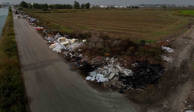 Adana Yüreğir'de atık dağları tarımsal üretimi ve çevreyi tehdit ediyor
