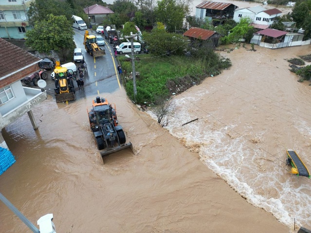 Sakarya Karasu'da Darıçayırı Mahallesi'nde su seviyesi 50 santimetreye ulaştı