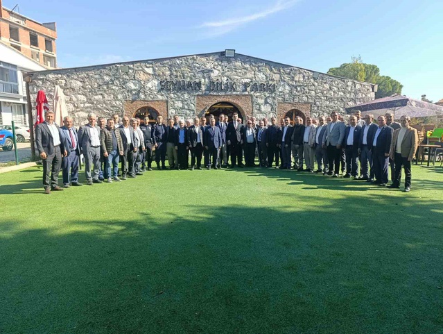 Selendi'de Muhtarlar Günü çelenk sunumu ve kahvaltı programıyla kutlandı