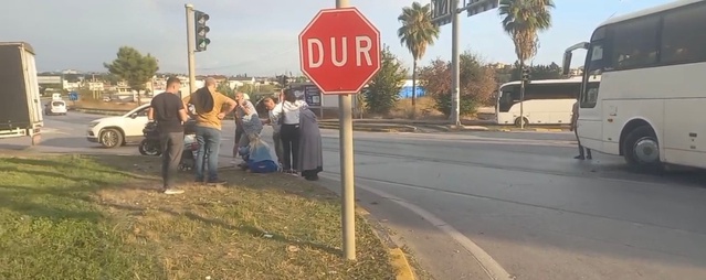 Antalya Manavgat'ta servis otobüsüyle çarpışan motosikletli hastaneye kaldırıldı