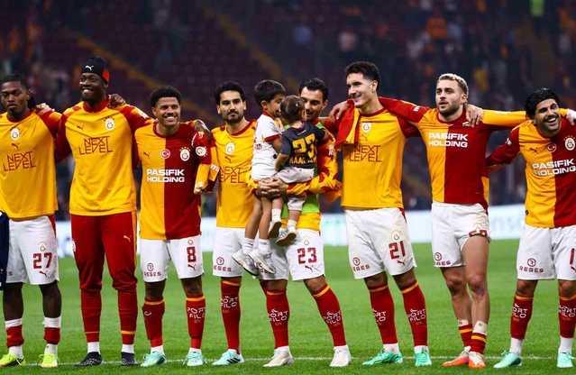 Galatasaray, Kasımpaşa'yı 3-1 yenip maç fazlasıyla liderlik koltuğuna oturdu.