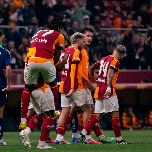 Torreira kırmızı kart gördü, Galatasaray Kasımpaşa'yı 3-1 yenip 16 puanla lider oldu