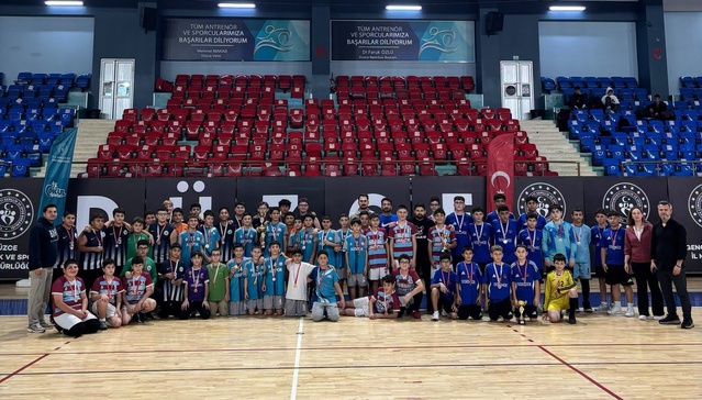 Düzce'de yıldız hentbolde kızlarda Pakmaya, erkeklerde Aydınpınar şampiyonluk kazandı