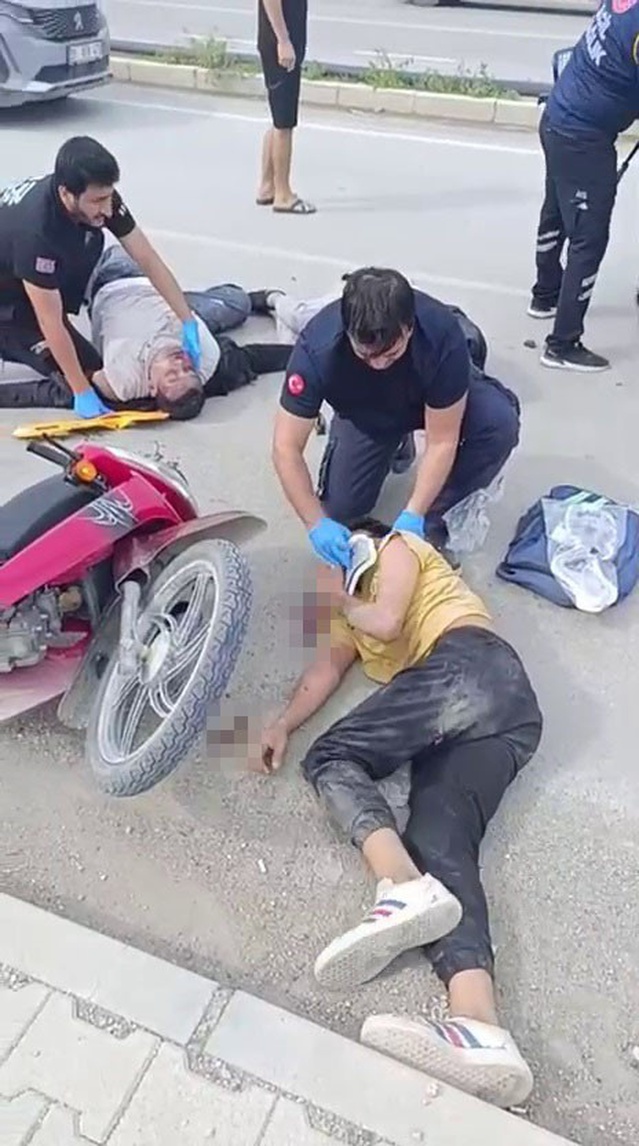 Hatay Samandağ'da motosiklet tırla çarpıştı, savrulan 3 genç yaralandı