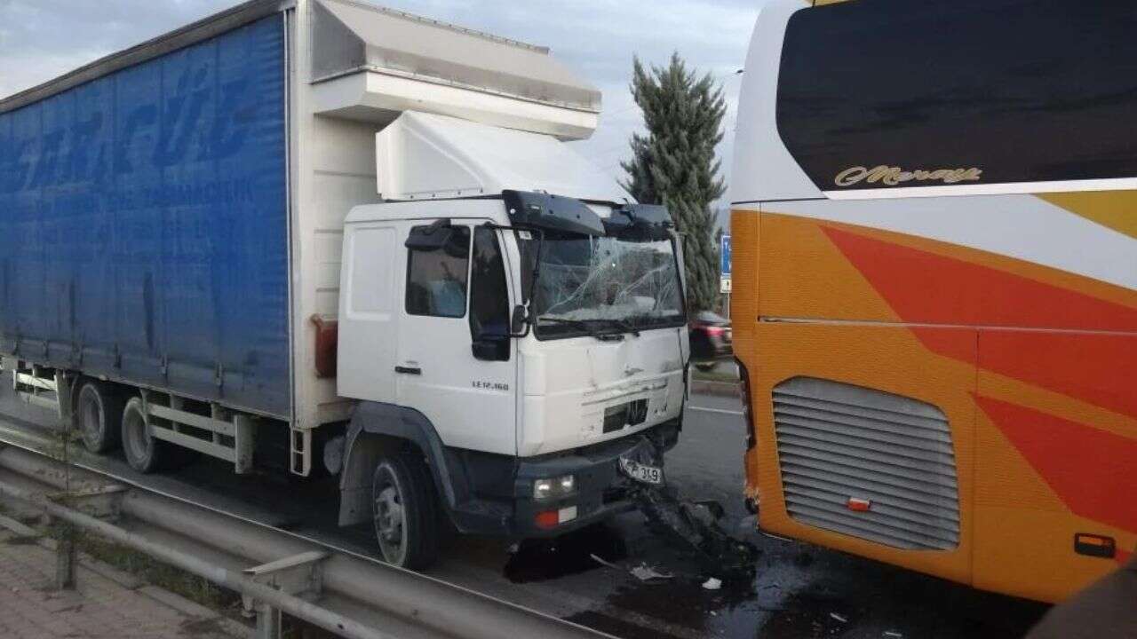Yolcu otobüsü ile kamyon çarpıştı