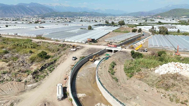 Kumluca'da Üleşik Deresi sel sularını denizle buluşturacak, 750 metre kanal yapıldı