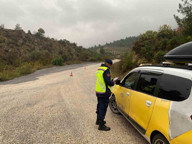 Bilecik'te 20 noktada denetim yapan jandarma, aranan 4 şahsı yakaladı