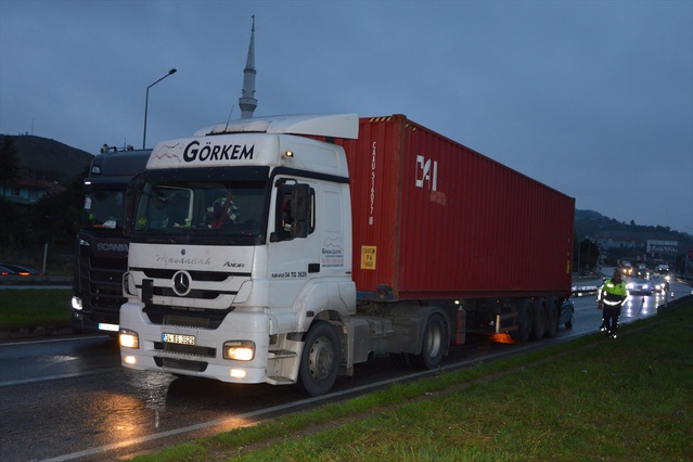 Samsun Havza'da tırla çarpışan otomobilde 2 kişi yaralandı, hastaneye kaldırıldı