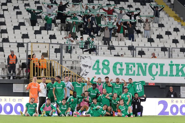 Muğlaspor, 7 gollü deplasman maçında Manisa FK'yı 4-3 yenerek 9. sıraya yerleşti