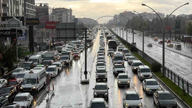Diyarbakır'da sağanak alt geçitleri tıkadı, Urfa Bulvarı'nda yoğunluk oluştu