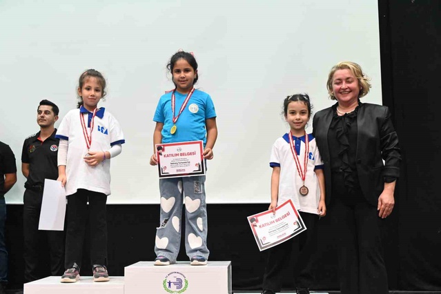 Bilecik Bozüyük'teki hızlı satranç turnuvasında 62 sporcu ödül için yarıştı