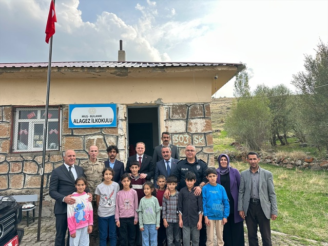 Muş Bulanık Kaymakamı Koşansu, belde ziyaretlerinde cami inşaatını inceledi