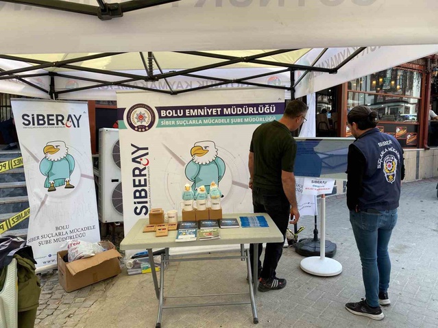 Bolu Göynük'te SİBERAY standında vatandaşlar siber suçlara karşı bilgilendirildi
