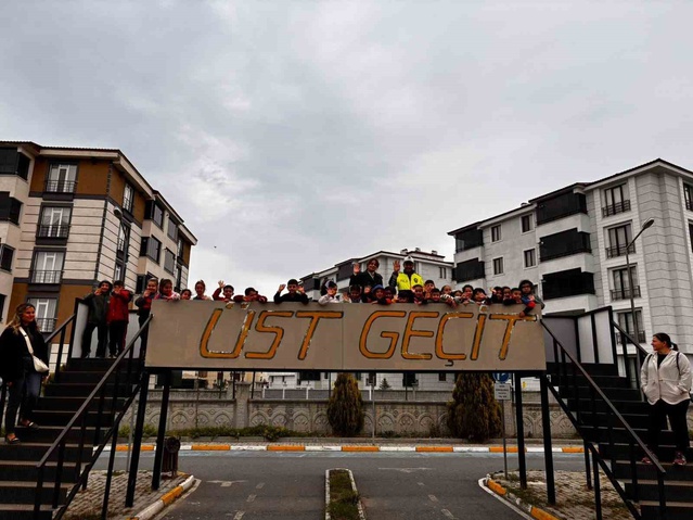 Kars'ta trafik polisleri Çocuk Trafik Eğitim Parkı'nda öğrencilere eğitim verdi.