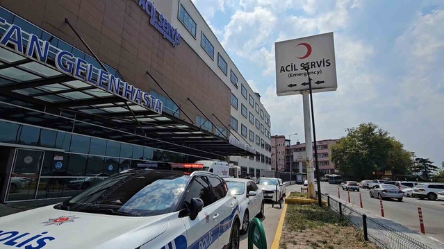 Zonguldak Kilimli'de çatıya kiremit taşıyan asansör 3. kattan düşüp 3 kişiyi yaraladı