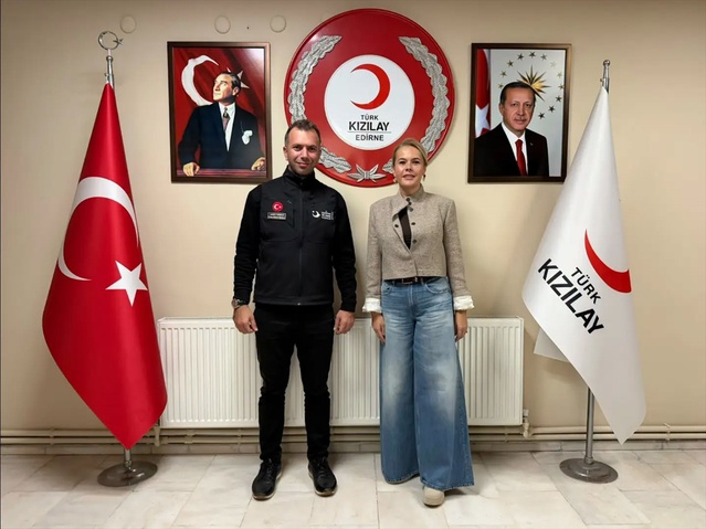 Depremzede öğrenci Kızılay Edirne Şubesi'nde ağırlandı, hediye verildi