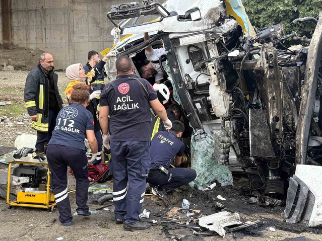 Kastamonu Tosya'da 25 metreden uçan PTT kamyonundaki vatandaş kurtarılamadı