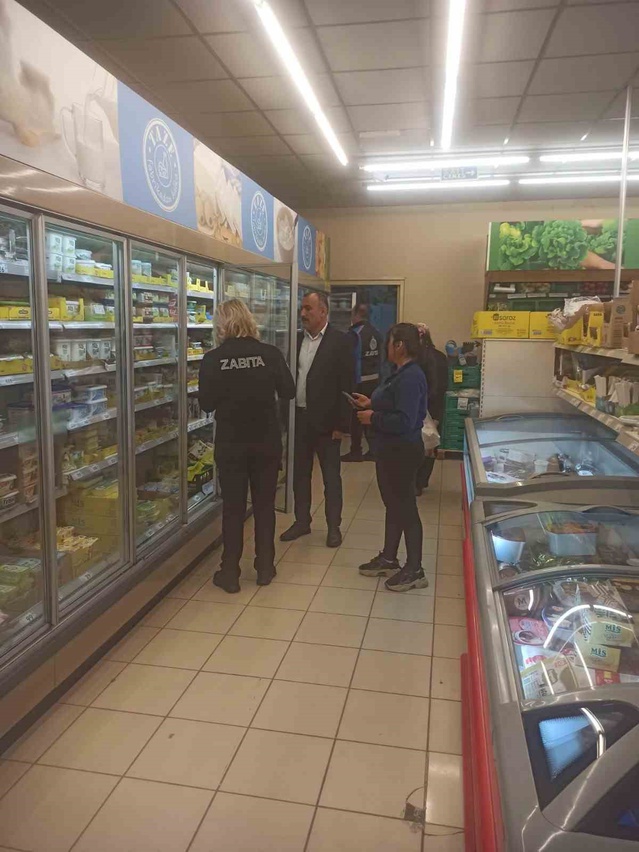 Bilecik Osmaneli'de zabıta zincir marketlerde fiyat ve hijyen denetimi yaptı