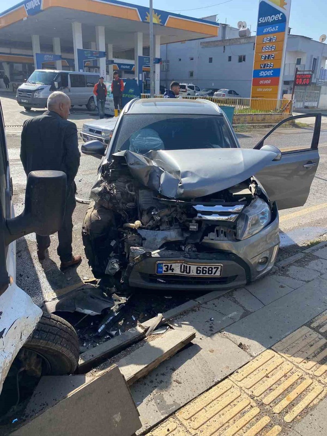 Siirt'in Alan Mahallesi'nde iki araç çarpıştı, 3 kişi hafif yaralandı