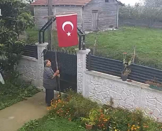 Karasu'da yaşlı adamın 29 Ekim sabahı Türk bayrağı dikme anı kameraya yansıdı