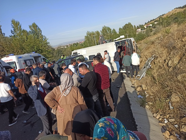 Bingöl'de midibüs yan yattı, kamyonetle çarpışmada 12 kişi yaralandı