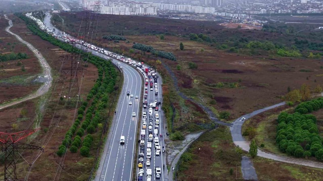 İstanbul'da sağanak Mahmutbey-Habipler yolunda araçlar ilerleyemedi