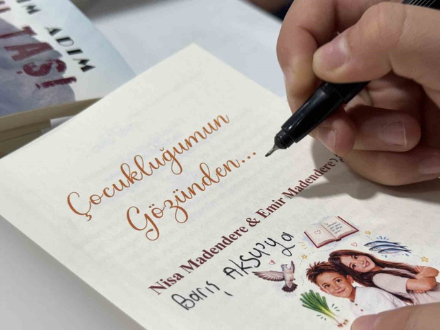 Kocaeli Kitap Fuarı'nda ikiz yazarlar Nisa ve Emir 2 kitabını okurlarla buluşturdu