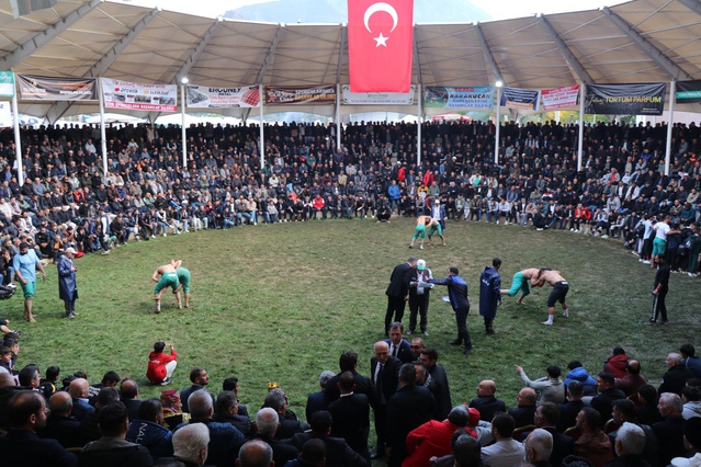 Erzurum Uzundere'de 403 pehlivanın katıldığı Karakucak'ta başpehlivan Aktürk oldu