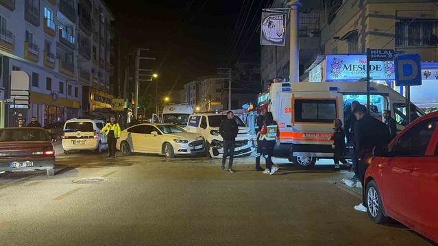Osmaniye'de gece saatlerinde çarpışan iki otomobildeki 2 kişi yaralandı