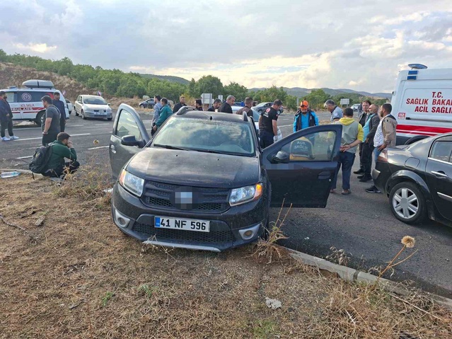Bingöl'de Yeni Sancak Çevre Yolu'nda iki otomobilin karıştığı kazada 3 kişi yaralandı