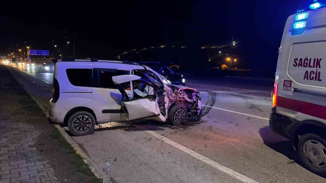 Muş-Bitlis kara yolunda kepçeyle çarpışan otomobilde 1 kişi yaralandı
