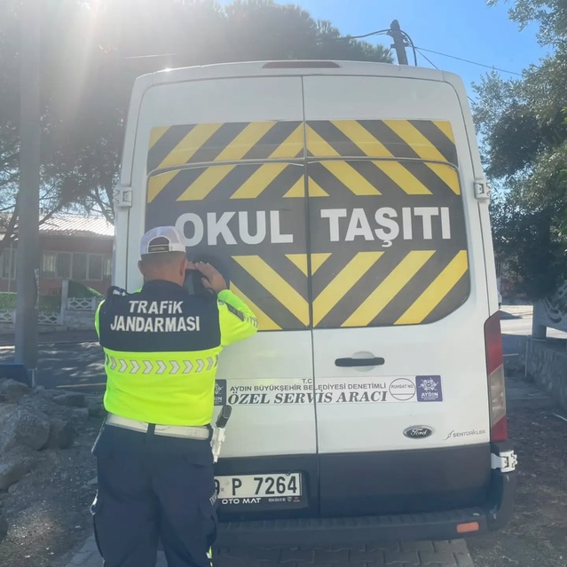 Aydın Kuyucak'ta jandarma servis denetledi, lise öğrencilerine e-skuter eğitimi verdi.
