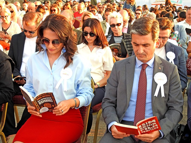Hayatın Anlamı Kitap projesinin 5. sezonu Çeşme Kalesi'nde törenle başladı