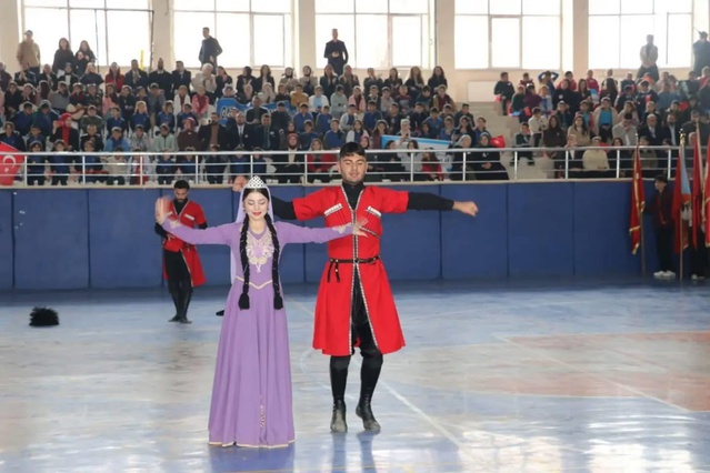 Tutak'ta 29 Ekim Cumhuriyet Bayramı spor salonunda düzenlenen programla kutlandı