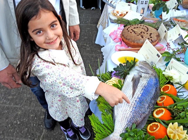 Çeşme'de ikinci Kültür Yolu Festivali'nde nişan balığı geleneği sahnelendi
