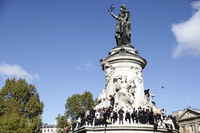 Paris'te Cumhuriyet Meydanı'nda göstericilere biber gazı ve şok bombası