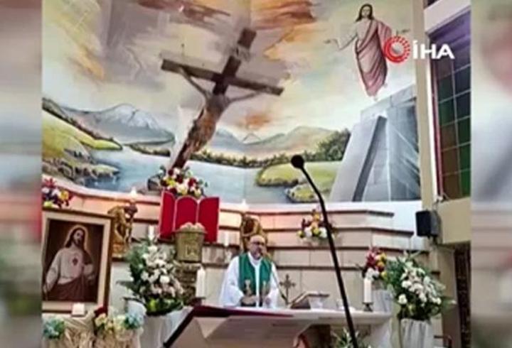 Ayin sırasında başına haç düşen rahip öldü