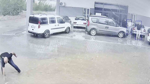 Kahta'da belediye çalışanı sel sularına kapılan civcivi kurtarıp hayata döndürdü