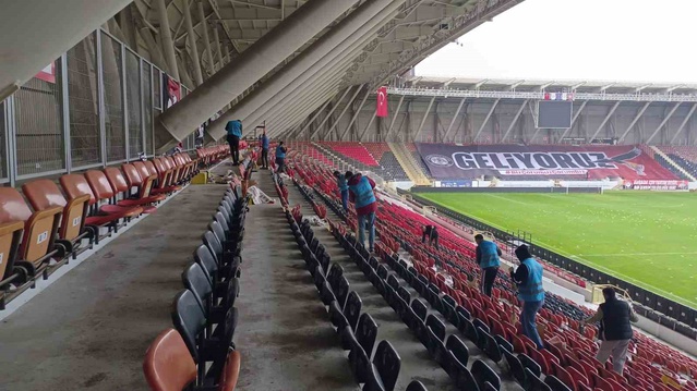 Çorum'da denetimli serbestlik yükümlüleri spor tesisleri ve stadyumu temizledi