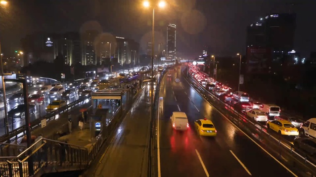 İstanbul'da sağanak sonrası trafik yoğunlaştı, gece geç saatlere kadar sürdü