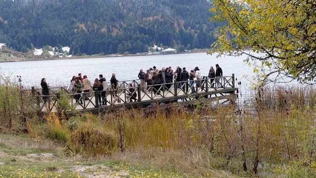 Abant Gölü Milli Parkı'nda sonbahar ve kış bir arada, yüzlerce ziyaretçi akın etti