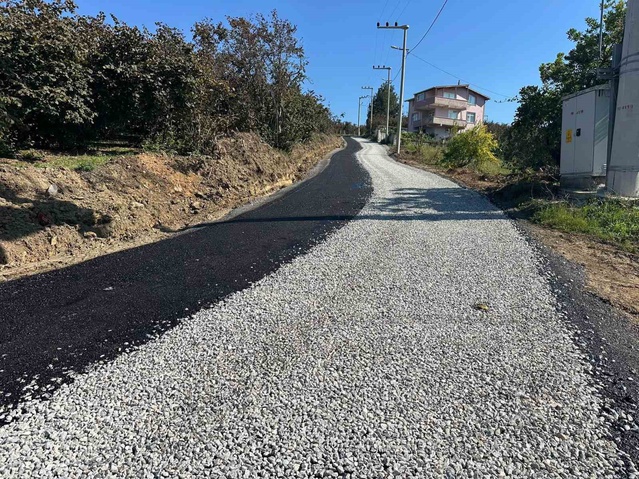 Düzce İl Özel İdaresi ekipleri Akçakoca Göktepe Köyü yolunda sathi kaplama yapıyor