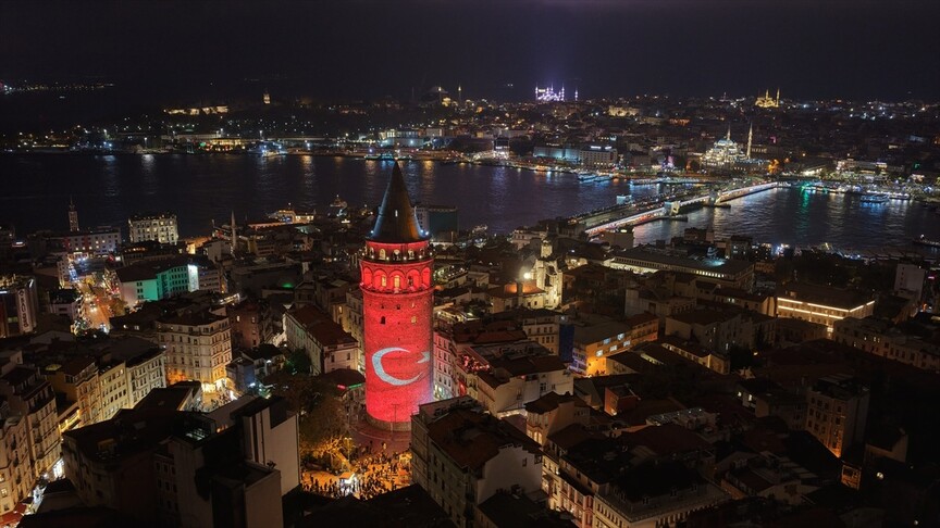 Galata Kulesi, Cumhuriyet'in 103. yılında Atatürk'ün fotoğraflarıyla aydınlatıldı