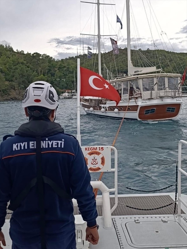 Kıyı Emniyeti, Fethiye açıklarında sürüklenen 24 metrelik teknedeki 2 kişiyi kurtardı