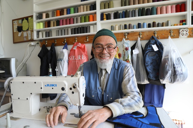 Cemil Aktaş, 15 yaşında çırak olarak girdiği terziliği Çubuk'ta 61 yıldır sürdürüyor
