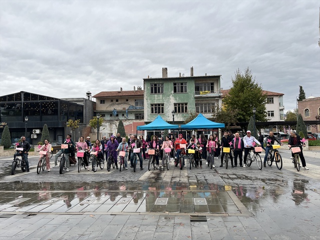 Çorum Osmancık'ta meme kanseri farkındalığı için bisiklet turu düzenlendi