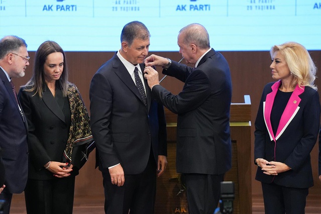 AK Parti'ye geçen Cemil Tugay 5 günlük izne çıktı