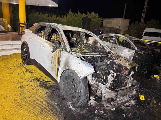 İddiaya göre benzin dökülüp ateşe verilen 2 otomobil Kuşadası'nda kullanılamaz oldu
